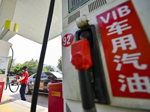 Oil Prices Sink as US-China Trade War Rattles Markets